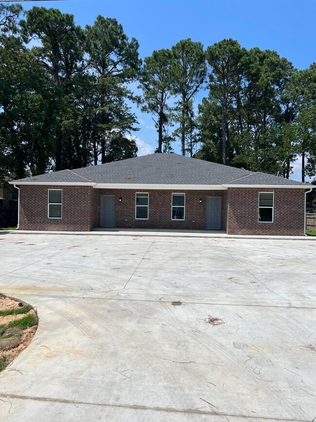 Building Photo - 717 N Park Blvd