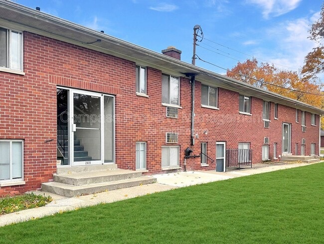 Building Photo - 2835 S Burdick St Unit B