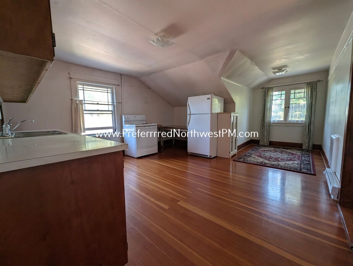 Photo - 1050 W 5th Ave