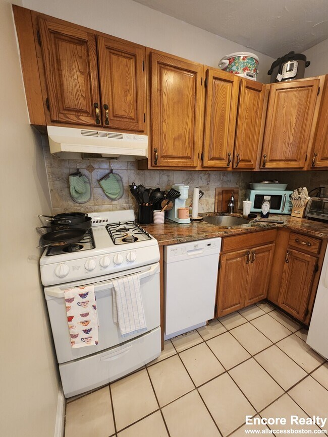 Photo - 245 Kelton St