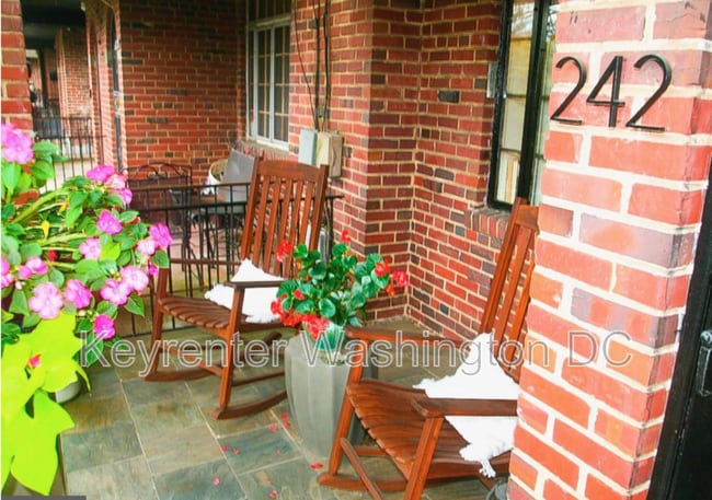 Building Photo - 242 Emerson St NW