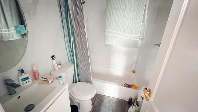 En-suite master bathroom - 740 Putnam Ave Unidad Apt 3