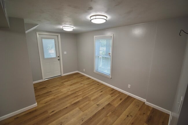 Photo - 437 W 6th Ave