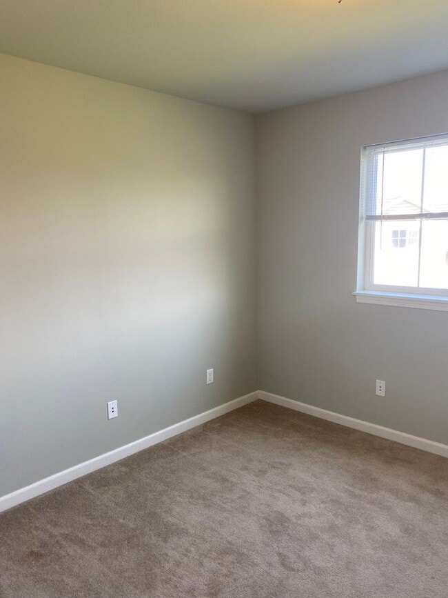 Building Photo - Spacious End Unit Condo