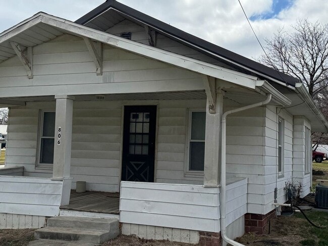 Building Photo - 806 W Broadway St