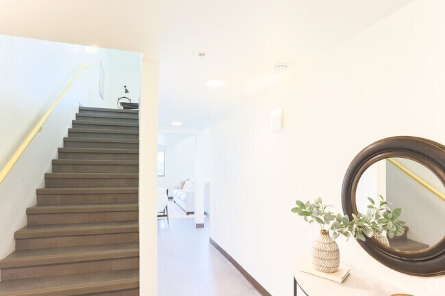 2BD, 2BA Loft - 1,475SF Entryway