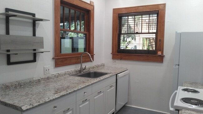 Photo - 711 Avenue B NE