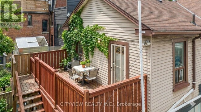 Photo - 345 Dundas St E