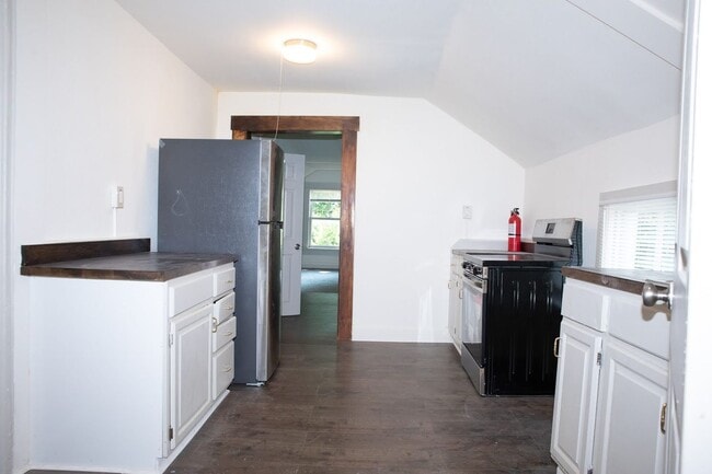 Building Photo - 317 Pleasant St Unit 2 Rental