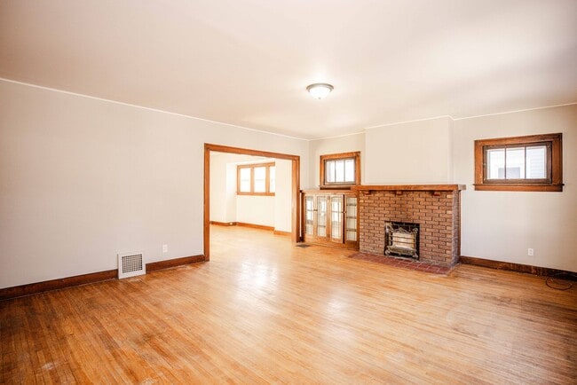 Building Photo - 1452 Rollins Rd Unit Upper