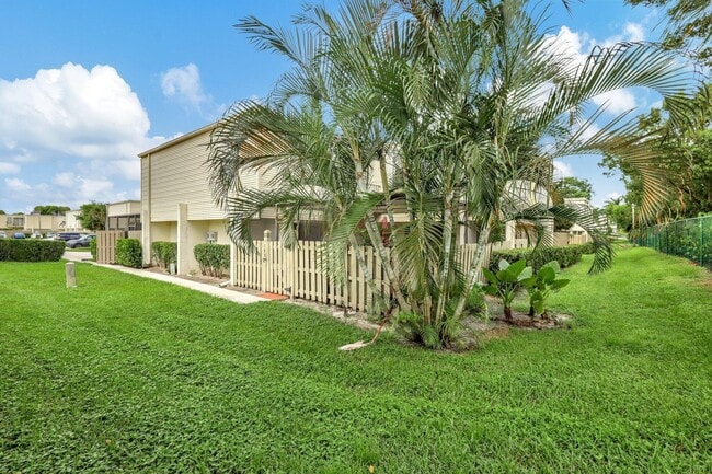 Building Photo - 1558 Shaker Cir