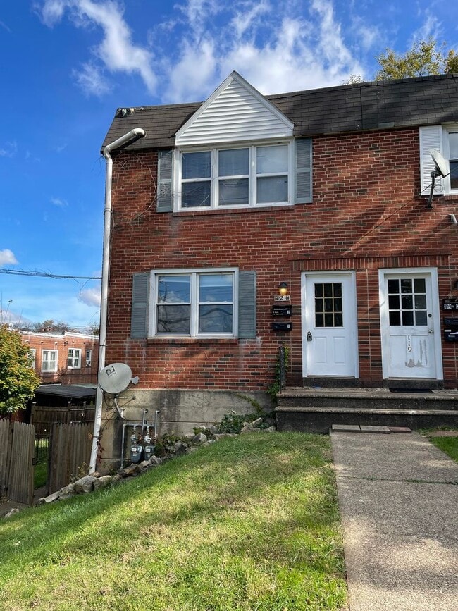 Building Photo - 121 N 16th St Unit 1