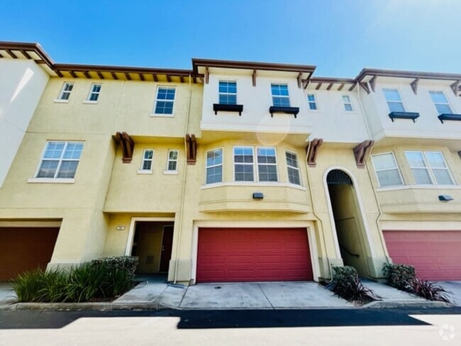 Building Photo - Gorgeous 3BD/2.5BA Tri-Level Townhouse- Ga...