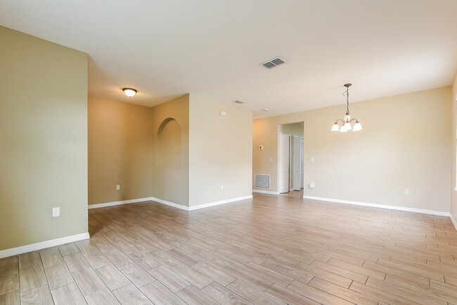 Photo - 121 Daigledog St