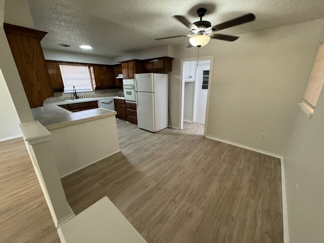 Photo - 2410 NW Saxon Cir