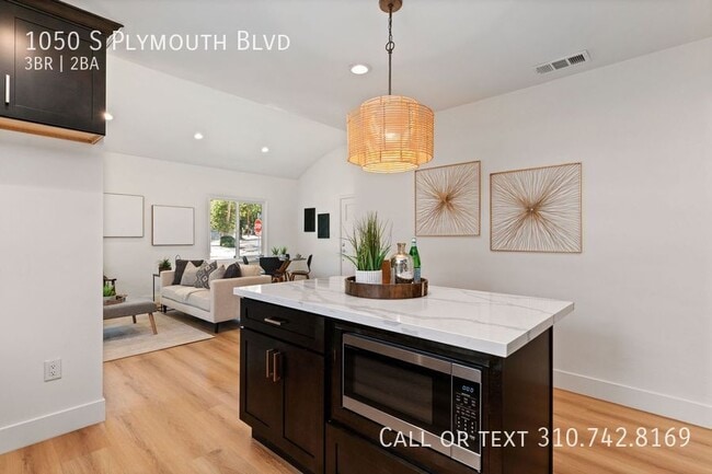 1050 S Plymouth Blvd
