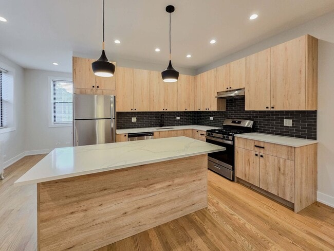 Building Photo - 4949 N Oakley Ave Unit 3