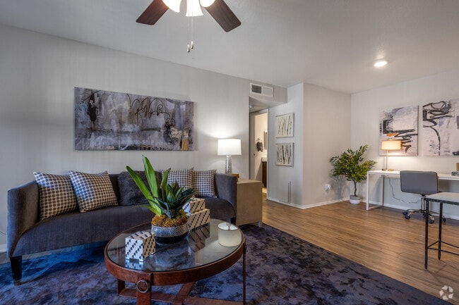 1 habitación, 1 baño - 625 pies cuadrados - Sala de estar - Village Green Apartments