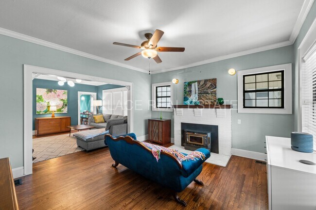Photo - 1930'S AMAZING CRAFTSMAN HOME...3 BEDROOM/...