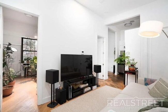 Photo - Prime Williamsburg 3-Bedroom with Private Backyard + Laundry in Building Unidad 1L