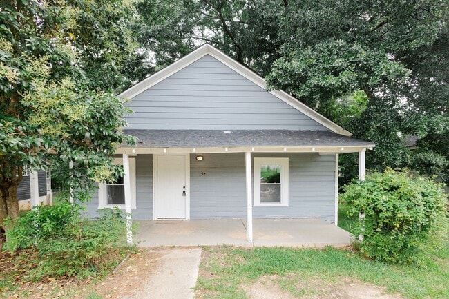 Building Photo - Move-in special: 50% off 1st month's rent – Newly Renovated 2 Bedroom Home!