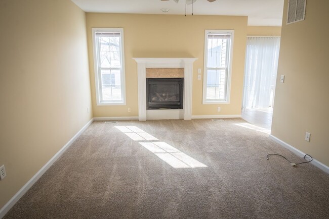 Photo - Great 3-bed, 2.5 bath townhome in Tolono available for June!