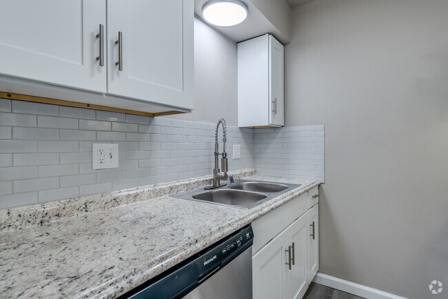 1 BR, 1 BA - 647SF