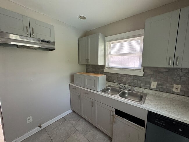Photo - 15387 Lesure St