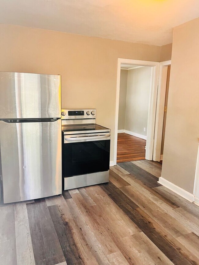 2 Bedroom, 1 Bath in Rosewood Available NOW House House Rental in