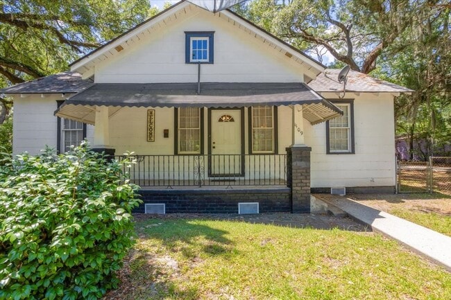 Building Photo - Historic Cottage Near Memorial Hospital & Savannah State – Unfurnished Long-Term Rental