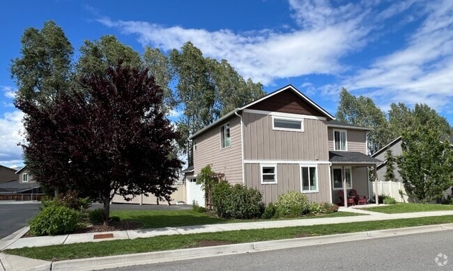 Building Photo - Beautifully constructed! 3 bed/2.5 bath ho... Rental