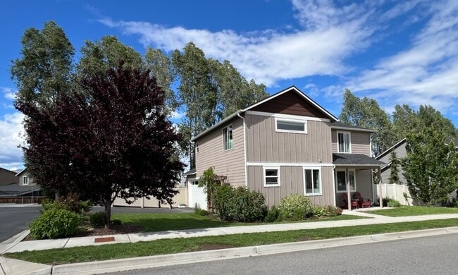 Beautifully constructed! 3 bed/2.5 bath ho... - Beautifully constructed! 3 bed/2.5 bath ho... House