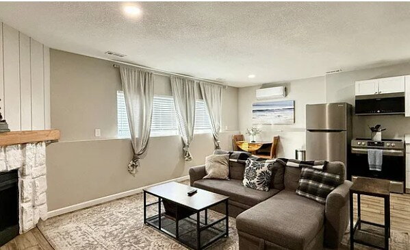 Photo - 2Bed / 1 Bath Upper unit w/Fireplace + W/D, water & trash included Unidad #2525