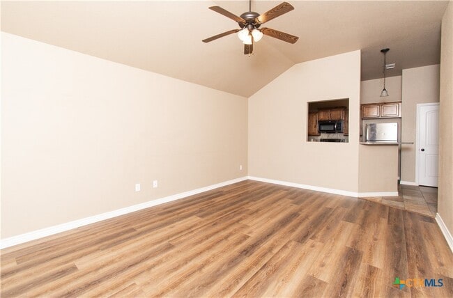 Photo - 402 Sladecek Dr