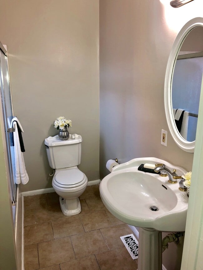 Photo - Gorgeous 3 Bedroom , 2 Level Townhome- Hardwood floors, Newly Renovated