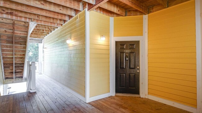 Photo - 1 Bedroom 1 Bath Condo in Southampton Poin...