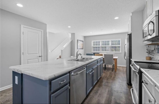 Photo - 704 Village Dr