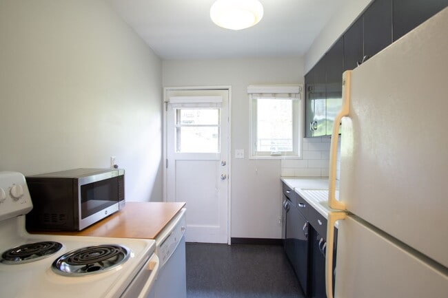 Photo - Mid-Century 2bdr with Patio Near OHSU Read... Unit 21