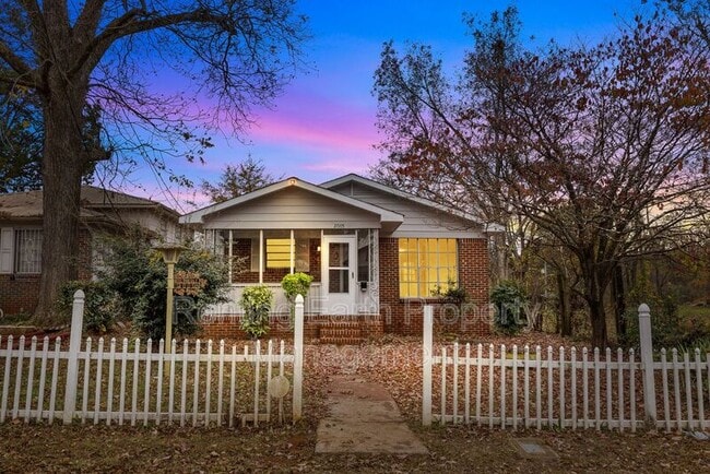 Building Photo - 2005 Snavely Ave SW