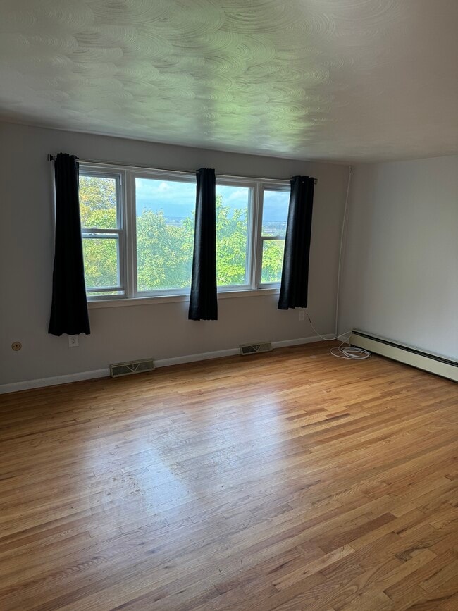 Building Photo - 704 4th St Unit Apartment 2 lower left