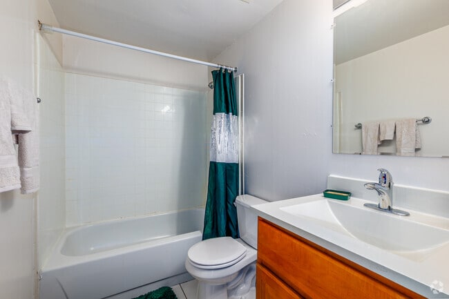 3BR, 2BA - 924SF - Bathroom