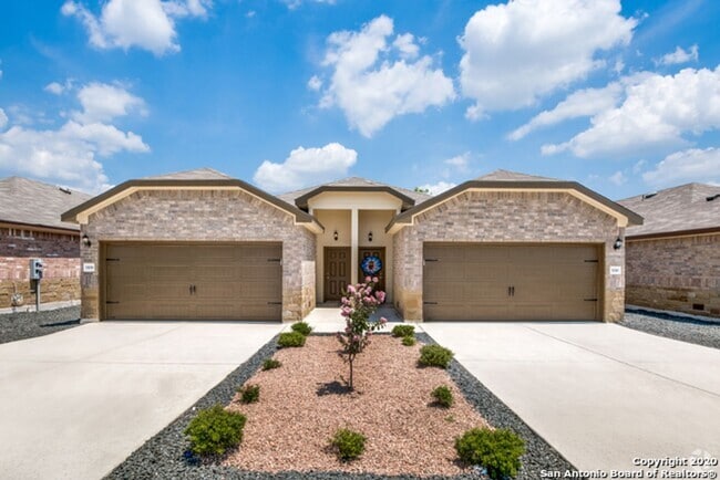 Building Photo - Luxury Duplex in Seguin Unit 1117 Renee Way Rental
