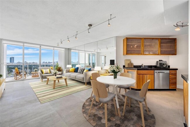 Building Photo - 1800 Sunset Harbour Dr Unit 1815