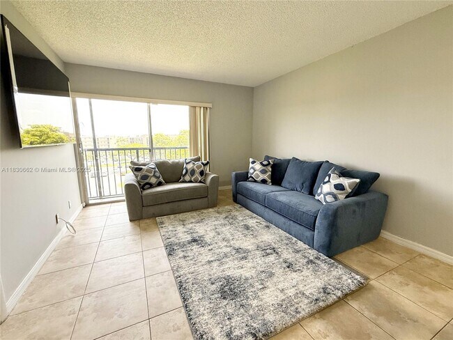 Photo - 8550 N Sherman Cir Unidad 507 Rental