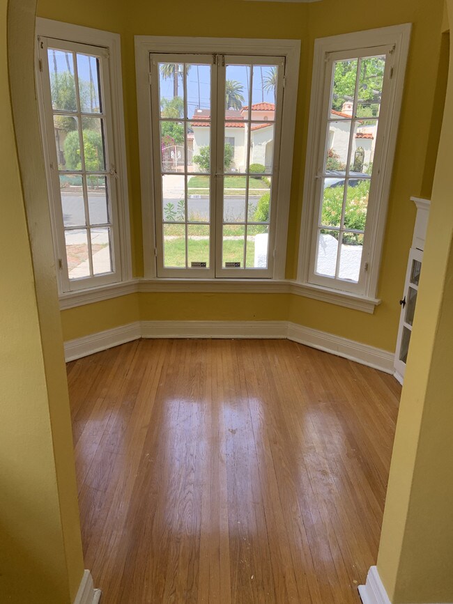 Breakfast Area - 226 N Wetherly Dr