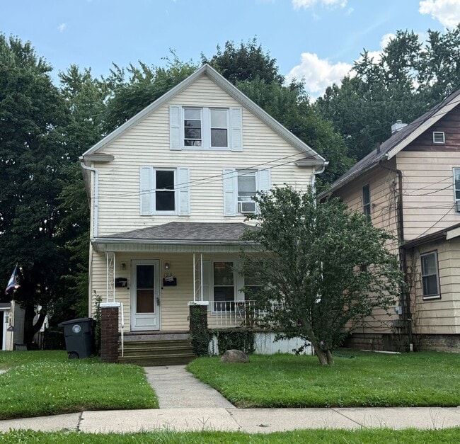 Building Photo - 190 E Mapledale Ave Unit 190 B