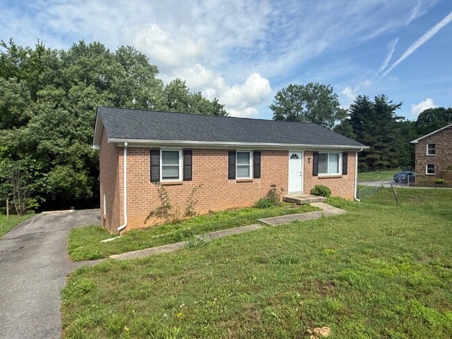 Building Photo - 1318 Courtney Dr