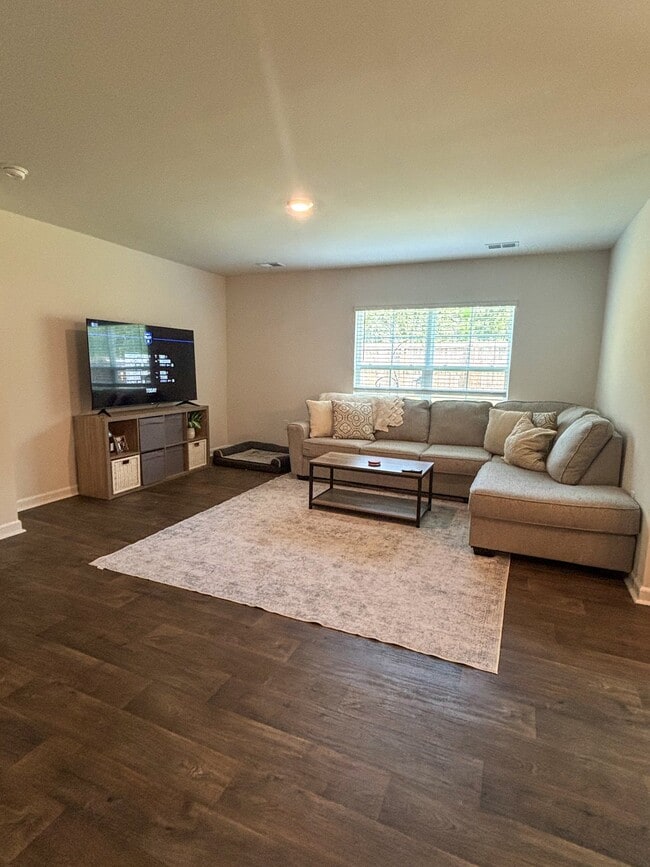 50 Horatio Ln