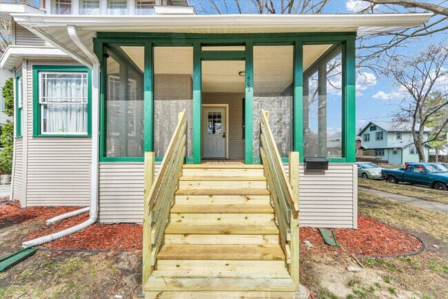 502 W John St