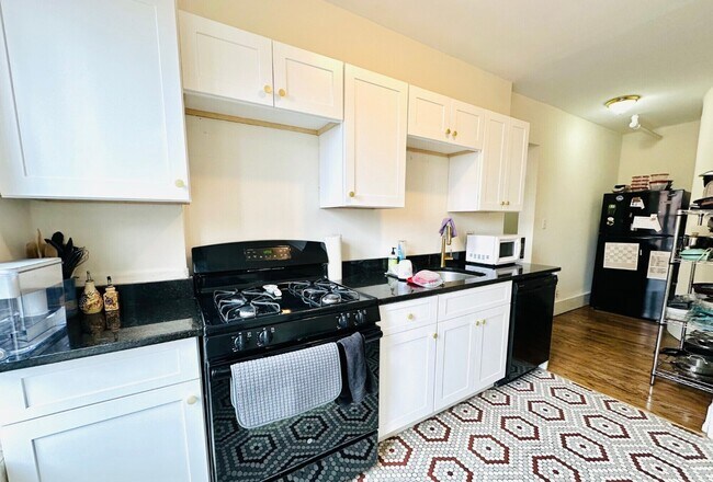 Building Photo - 452 Park Dr